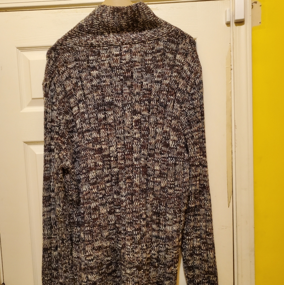 A man's sweater - Picture 2 of 2